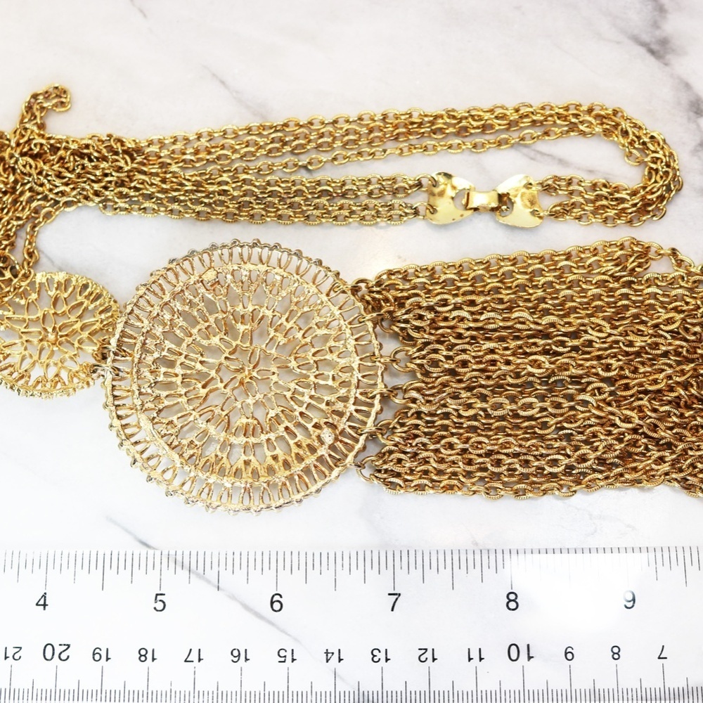 🔱 Gorgeous Vintage 1970s Gold Plated Tassel Chain Round Medallion Necklace 🔱 - Picture 7 of 16